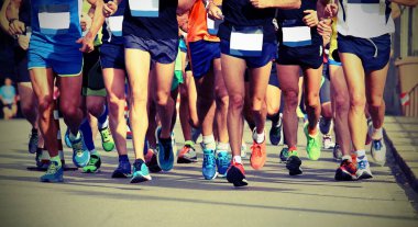 şehrin eski vintage etkisi ile sokak maraton sporcular