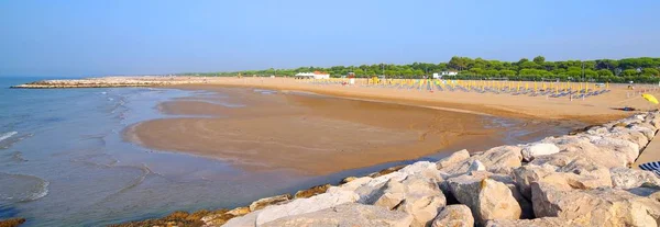 Mare Spiaggia Con Poche Persone Una Giornata Calda — Foto Stock