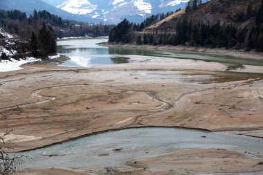 Valdaora gölün kuzey İtalya'daki birkaç su yakınındaki şehir, Monguelfo-Tesino