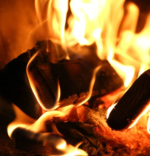 Verbrannte Holzstücke Mit Flammen Und Feuer — Stockfoto