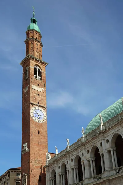 都市のヴィチェンツァ イタリアのメインの記念碑と呼ばれる聖堂 Palladina 高中世の塔 — ストック写真