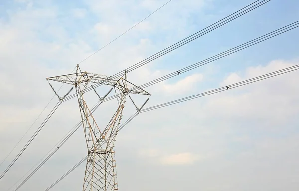 Grande Pilone Alta Tensione Con Fili Elettrici — Foto Stock