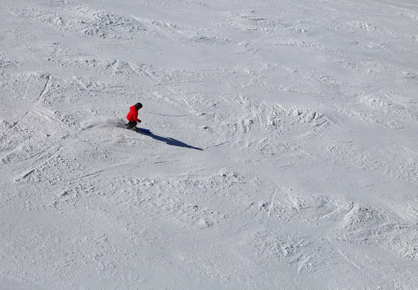 Esquiador Ladera Con Nieve Con Ropa Roja —  Fotos de Stock