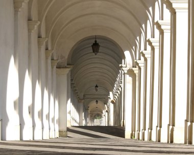 Sadece yayalar için uzun portico yokuş aşağı içinde