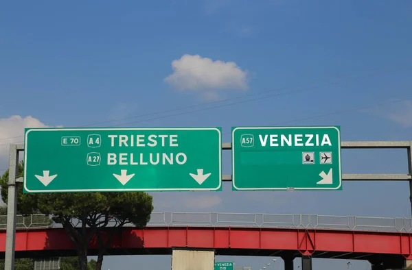 Señal Carretera Verde Italia Que Indica Camino Venecia Belluno Trieste —  Fotos de Stock