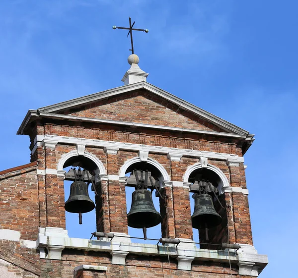 Rött Tegel Klocktorn Med Tre Metall Klockor Venedig — Stockfoto