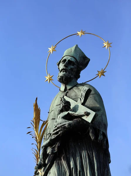 Statue Von John Nepomuzän Mit Heiligenschein Mit Fünf Sternen Ist — Stockfoto