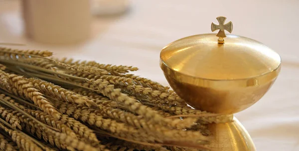 Cálice Ouro Espigas Trigo Sobre Altar Igreja Cristã — Fotografia de Stock