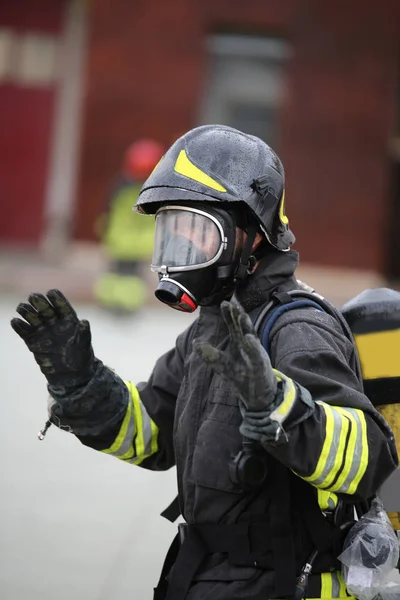 Feuerwehrmann Salutiert Nach Brand Wieder Mit Dem Sauerstofftank — Stockfoto