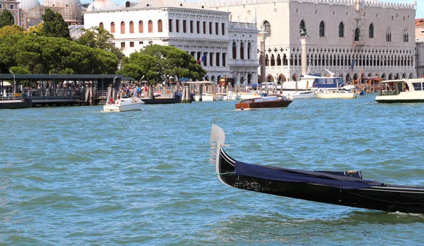 Gondel Het Blauw Transparante Heldere Zee Van Venetië Italië — Stockfoto