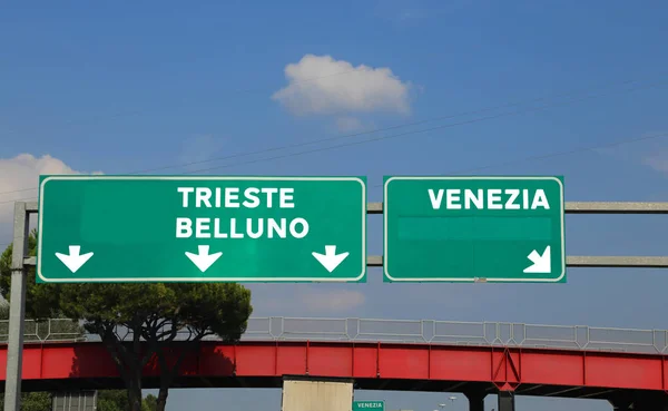 绿色高速公路标志在意大利指示路到威尼斯贝卢诺和的里雅斯特 — 图库照片