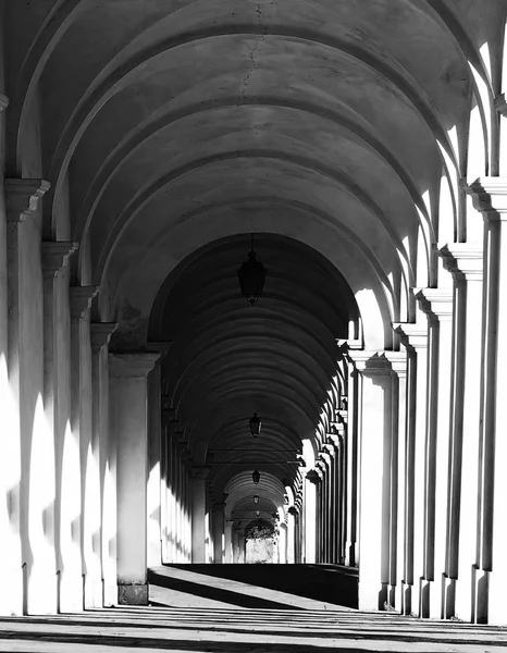 白色拱门和通往意大利维琴察的圣殿的楼梯 黑白相间的效果 — 图库照片