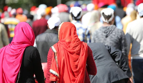 Två Färgade Slöjor Två Sikhiska Kvinnor Religiös Fest Gatan — Stockfoto