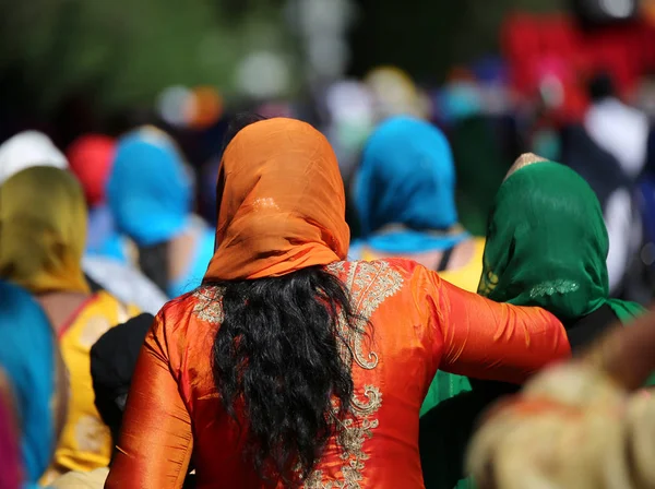 Зеленими Помаранчевими Теплоізолюючі Сикхів Жінок Релігійні Мітингу Вулиці — стокове фото