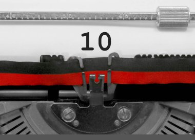 10 numara metin tarafından eski bir daktilo beyaz kağıda yazılmış