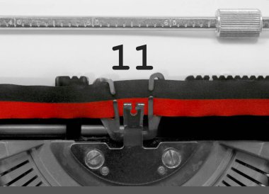 11 numara metin tarafından eski bir daktilo beyaz kağıda yazılmış