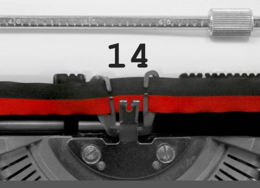 14 numara metin tarafından eski bir daktilo beyaz kağıda yazılmış