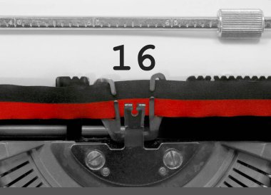 16 numara metin tarafından eski bir daktilo beyaz kağıda yazılmış