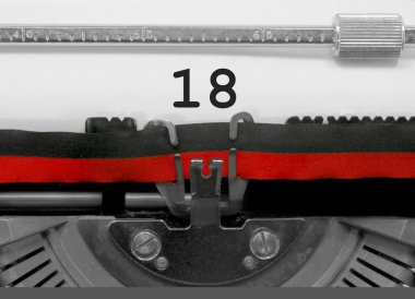 18 numara metin tarafından eski bir daktilo beyaz kağıda yazılmış