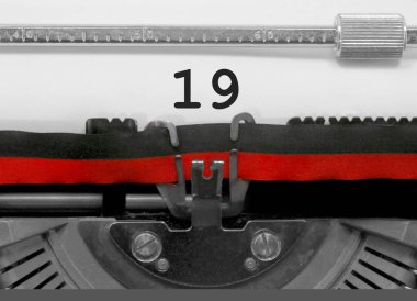 Beyaz sayfa üzerinde eski bir daktilo tarafından yazıldı 19 sayı metin