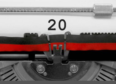 20 numara metin tarafından eski bir daktilo beyaz kağıda yazılmış