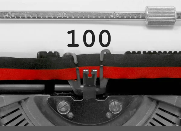 白いシートに古いタイプライターによって書かれて 100 の番号のテキスト — ストック写真