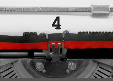 4 numara metin tarafından eski bir daktilo beyaz kağıda yazılmış