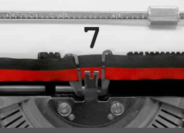 7 numara metin tarafından eski bir daktilo beyaz kağıda yazılmış