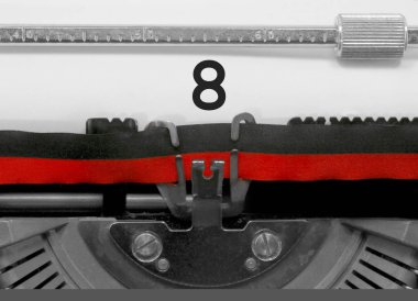 8 numara metin tarafından eski bir daktilo beyaz kağıda yazılmış