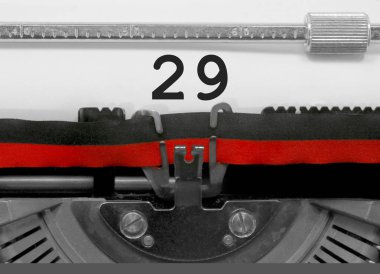 Beyaz sayfa üzerinde eski bir daktilo ile yazılmış 29 Sayı metin