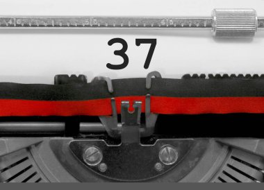 37 numara metin tarafından eski bir daktilo beyaz kağıda yazılmış