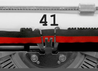 41 numara metin tarafından eski bir daktilo beyaz kağıda yazılmış