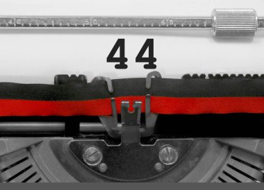 44 numara metin tarafından eski bir daktilo beyaz kağıda yazılmış