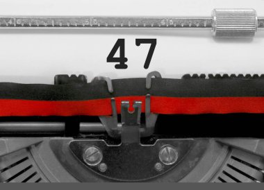 47 numara metin tarafından eski bir daktilo beyaz kağıda yazılmış