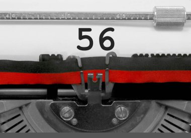 56 numara metin tarafından eski bir daktilo beyaz kağıda yazılmış
