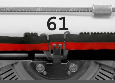 Eski bir daktilo tarafından beyaz kağıda yazılı 61 numarası metni