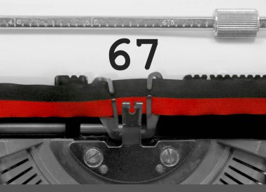 Beyaz sayfa üzerinde eski bir daktilo ile yazılmış 67 numarası metni