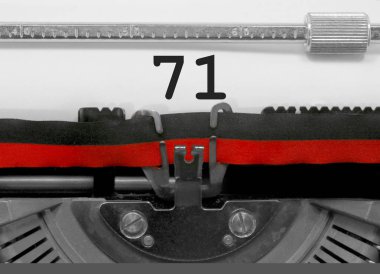 71 sayı metin tarafından eski bir daktilo beyaz kağıda yazılı