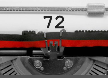 72 numara metin tarafından eski bir daktilo beyaz kağıda yazılmış