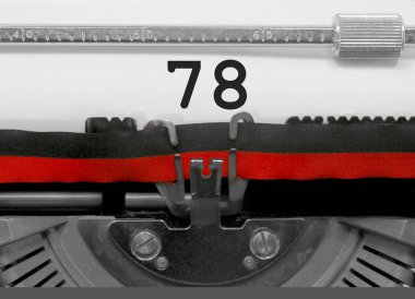 78 numara metin tarafından eski bir daktilo beyaz kağıda yazılmış