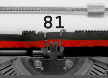 Eski bir daktilo tarafından beyaz kağıda yazılı 81 sayı metin