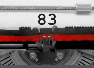 83 numara metin tarafından eski bir daktilo beyaz kağıda yazılmış