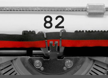 82 numara metin tarafından eski bir daktilo beyaz kağıda yazılmış