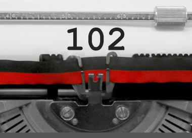 102 sayı metin tarafından eski bir daktilo beyaz kağıda yazılı
