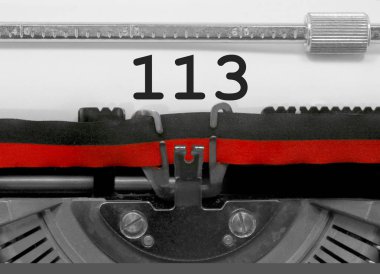 Eski bir daktilo tarafından beyaz kağıda yazılı 113 numarası metni