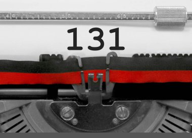 Eski bir daktilo tarafından beyaz kağıda yazılı 131 numarası metni