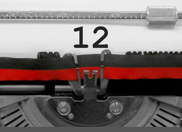 12 numara metin tarafından eski bir daktilo beyaz kağıda yazılmış