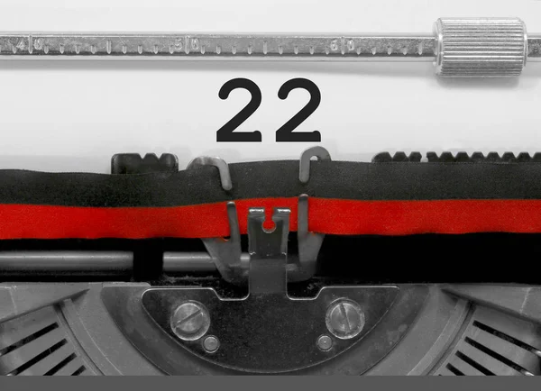 22 numara metin tarafından eski bir daktilo beyaz kağıda yazılmış