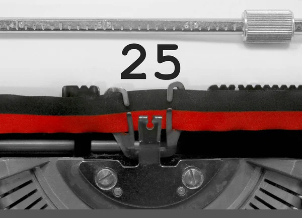 Eski bir daktilo tarafından beyaz kağıda yazılı 25 sayı metin
