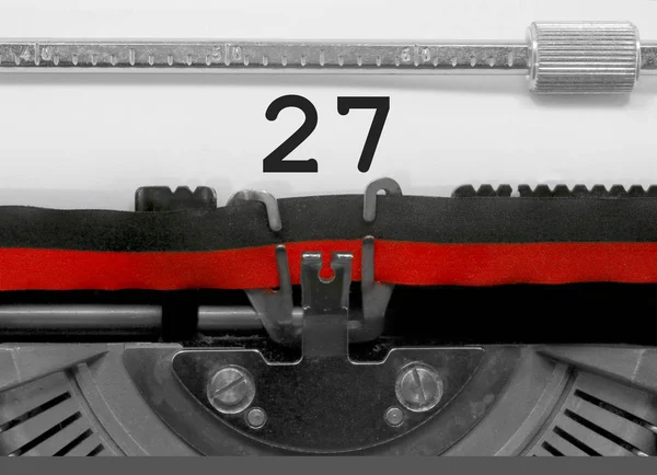 27 numara metin tarafından eski bir daktilo beyaz kağıda yazılmış
